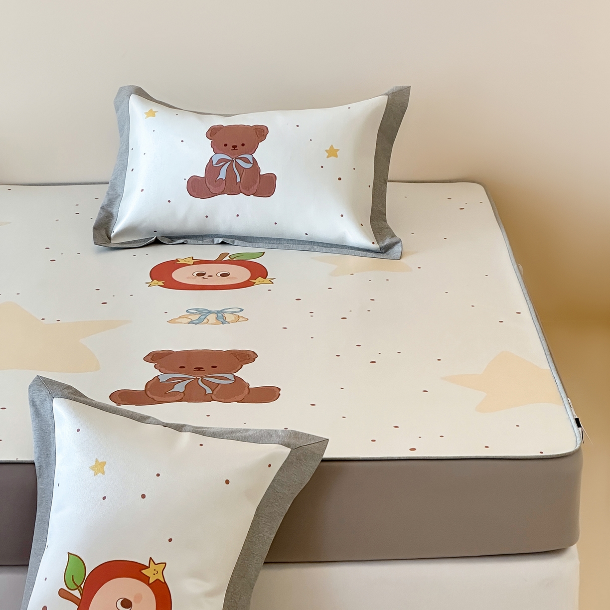 91家纺网 家纺一手货源 找家纺 JUICY 橘滋家纺 2026新款高端A类原创设计卡通数码印花冰丝席凉席 床笠款星星人漫游