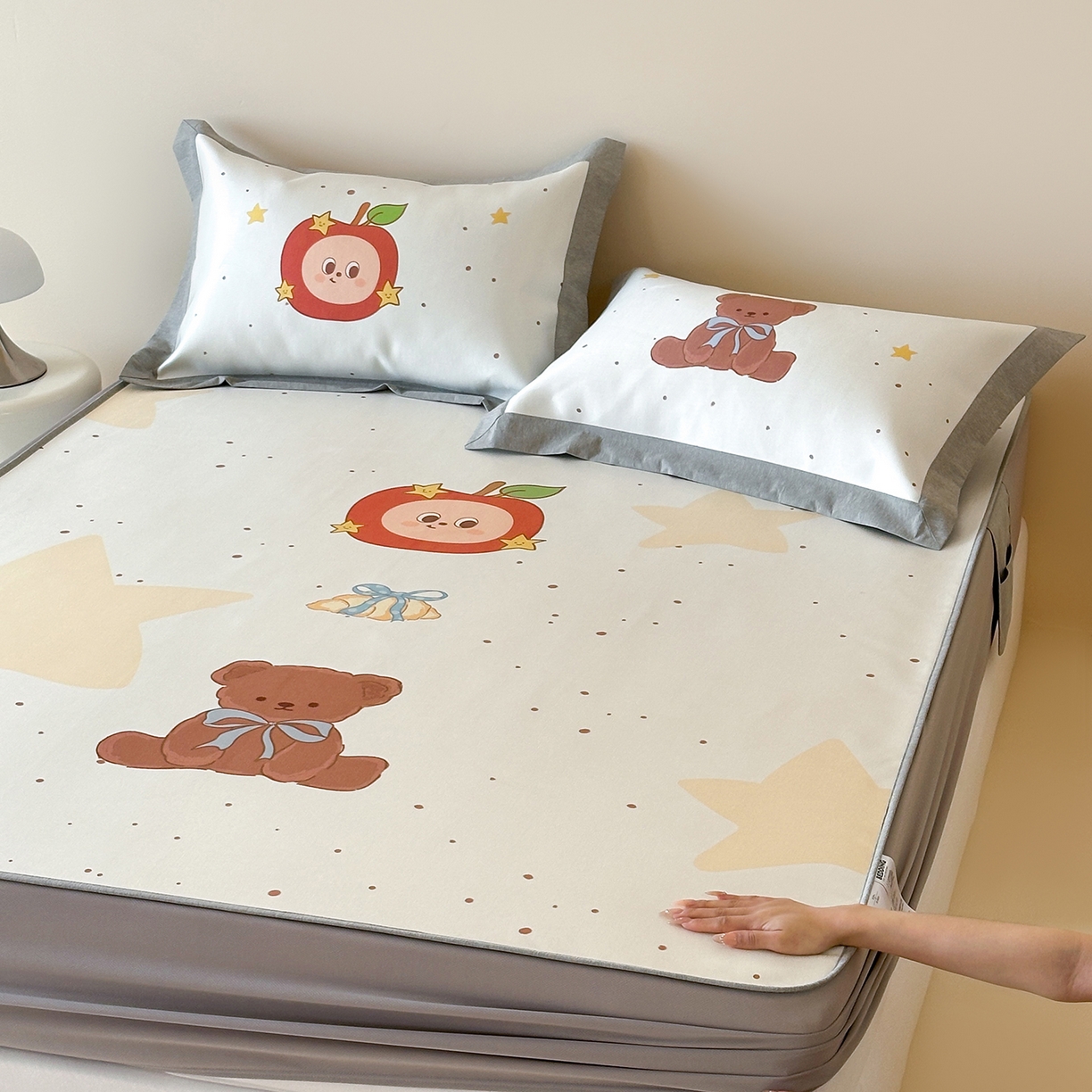 91家纺网 家纺一手货源 找家纺 JUICY 橘滋家纺 2026新款高端A类原创设计卡通数码印花冰丝席凉席 床笠款星星人漫游