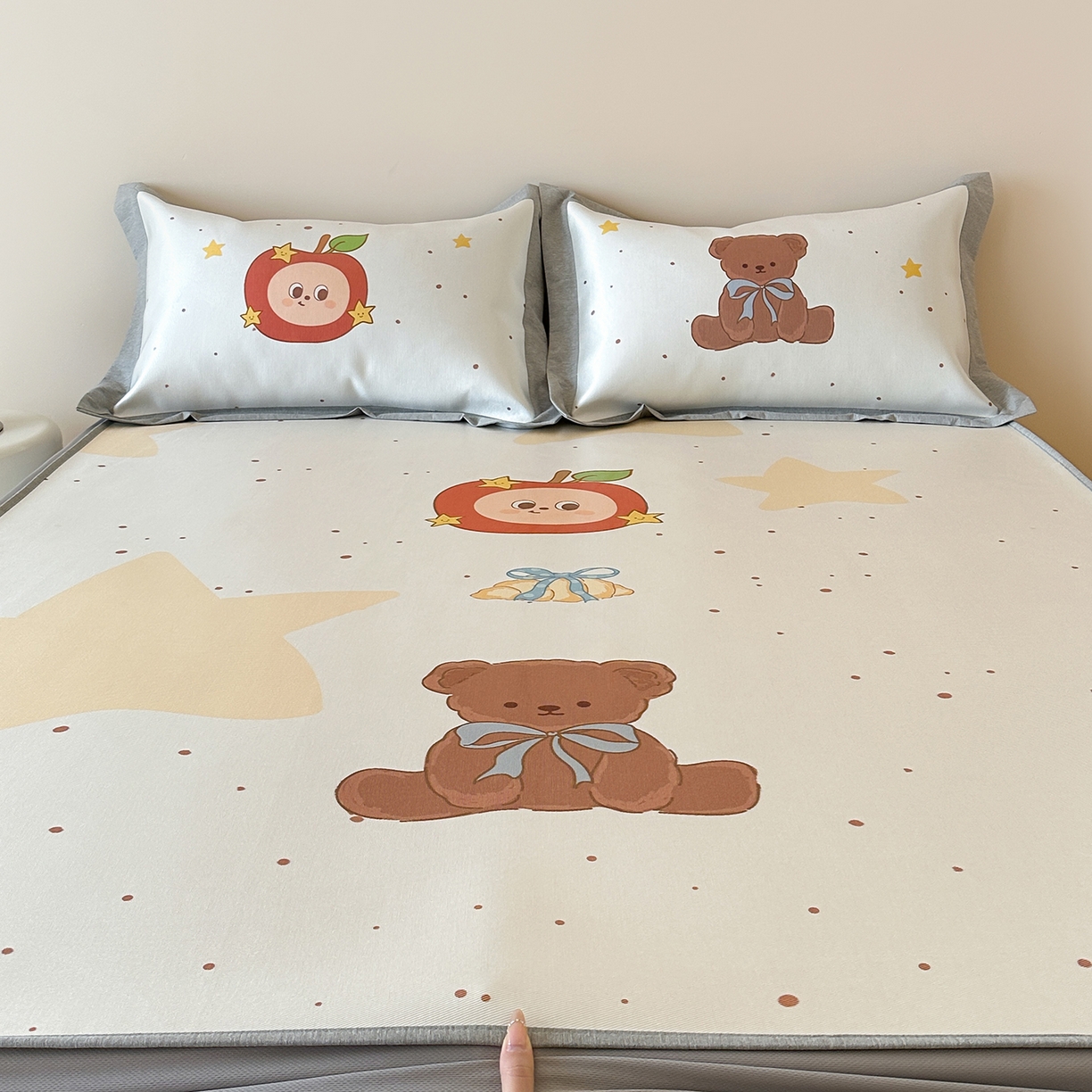 91家纺网 家纺一手货源 找家纺 JUICY 橘滋家纺 2026新款高端A类原创设计卡通数码印花冰丝席凉席 床笠款星星人漫游