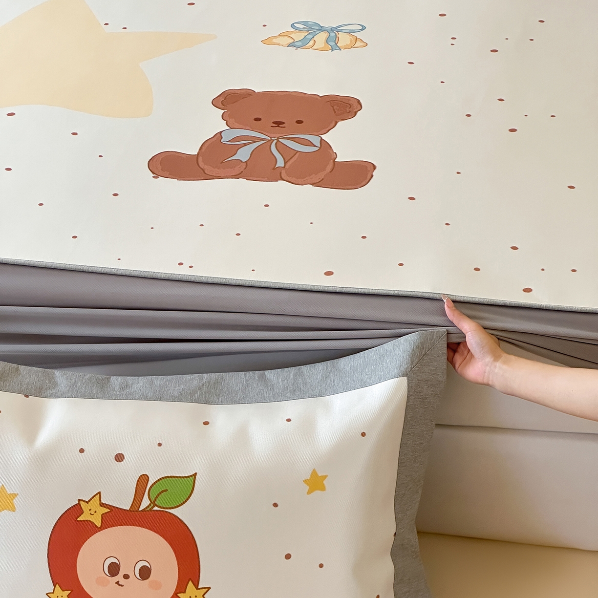 91家纺网 家纺一手货源 找家纺 JUICY 橘滋家纺 2026新款高端A类原创设计卡通数码印花冰丝席凉席 床笠款星星人漫游