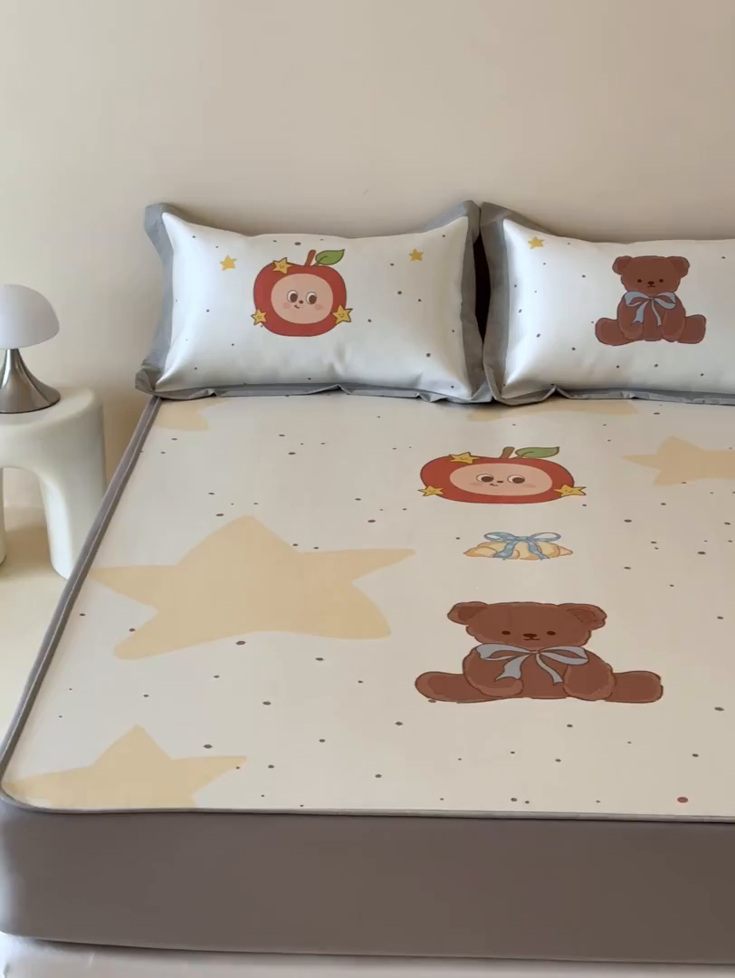 91家纺网 家纺一手货源 找家纺 JUICY 橘滋家纺 2026新款高端A类原创设计卡通数码印花冰丝席凉席 床笠款星星人漫游