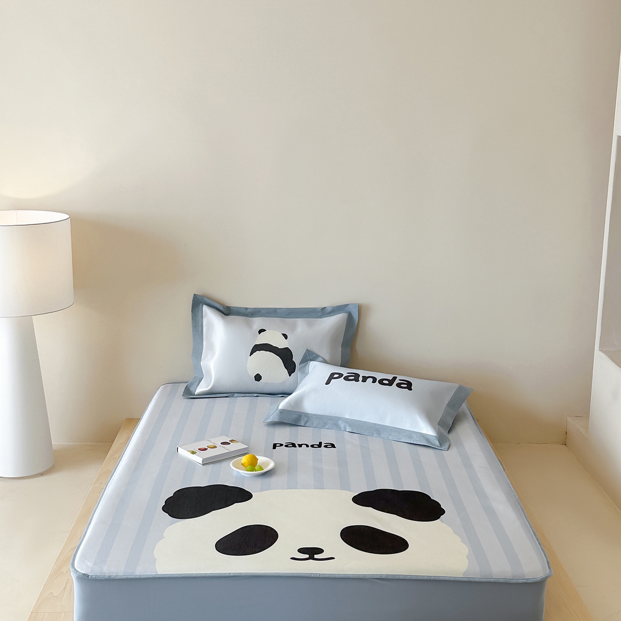 91家纺网 家纺一手货源 找家纺 JUICY 橘滋家纺 2026新款高端A类原创设计卡通数码印花冰丝席凉席 床笠款熊猫胖达