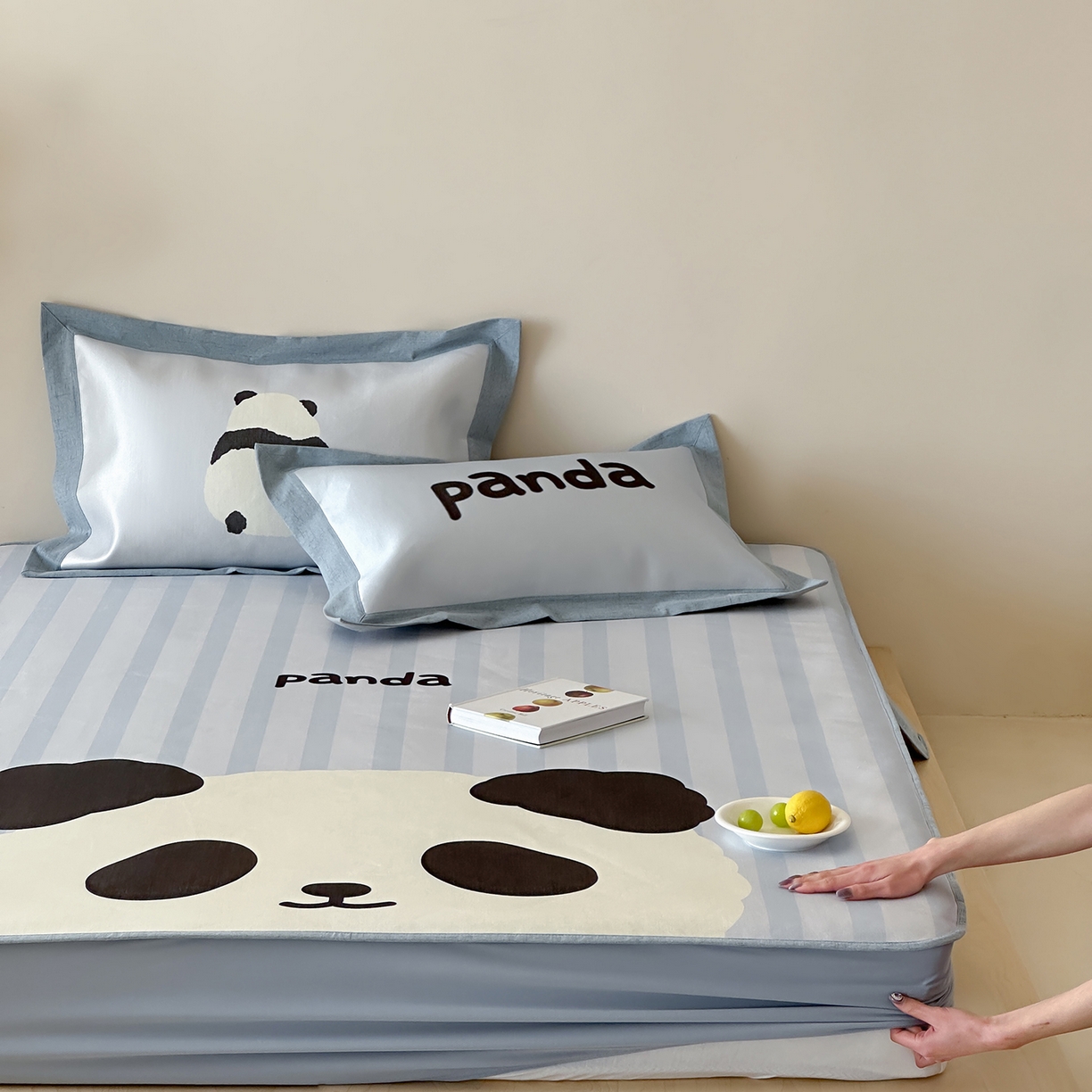 91家纺网 家纺一手货源 找家纺 JUICY 橘滋家纺 2026新款高端A类原创设计卡通数码印花冰丝席凉席 床笠款熊猫胖达