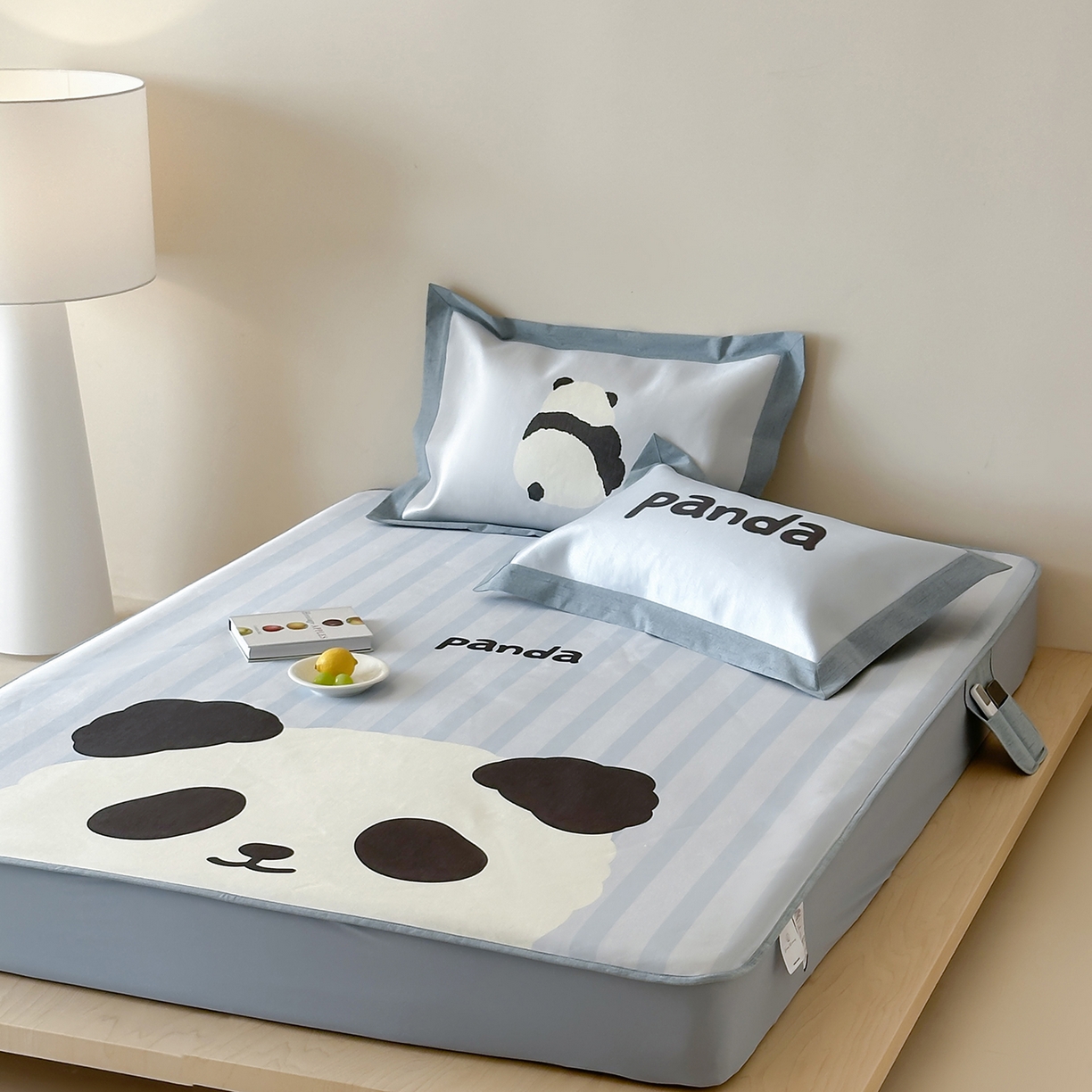 91家纺网 家纺一手货源 找家纺 JUICY 橘滋家纺 2026新款高端A类原创设计卡通数码印花冰丝席凉席 床笠款熊猫胖达