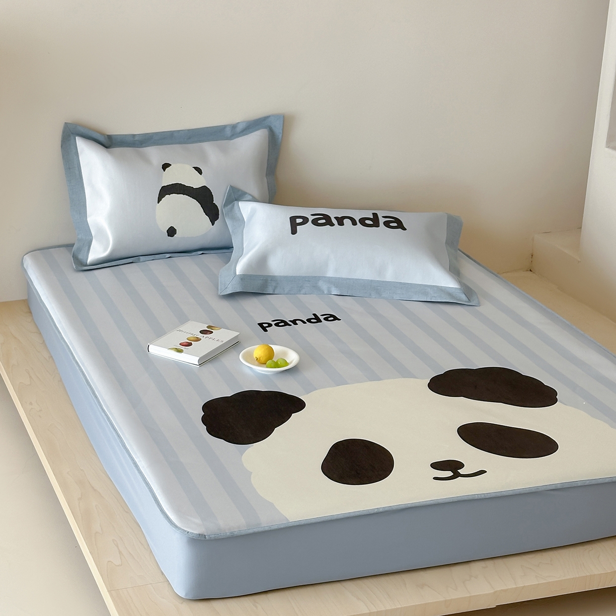 91家纺网 家纺一手货源 找家纺 JUICY 橘滋家纺 2026新款高端A类原创设计卡通数码印花冰丝席凉席 床笠款熊猫胖达