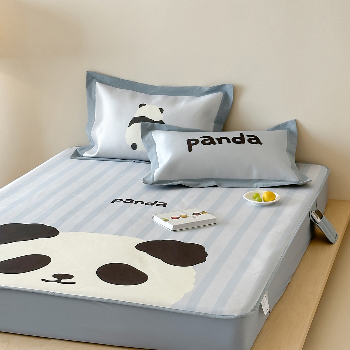 91家纺网 家纺一手货源 找家纺 JUICY 橘滋家纺 2026新款高端A类原创设计卡通数码印花冰丝席凉席 床笠款熊猫胖达