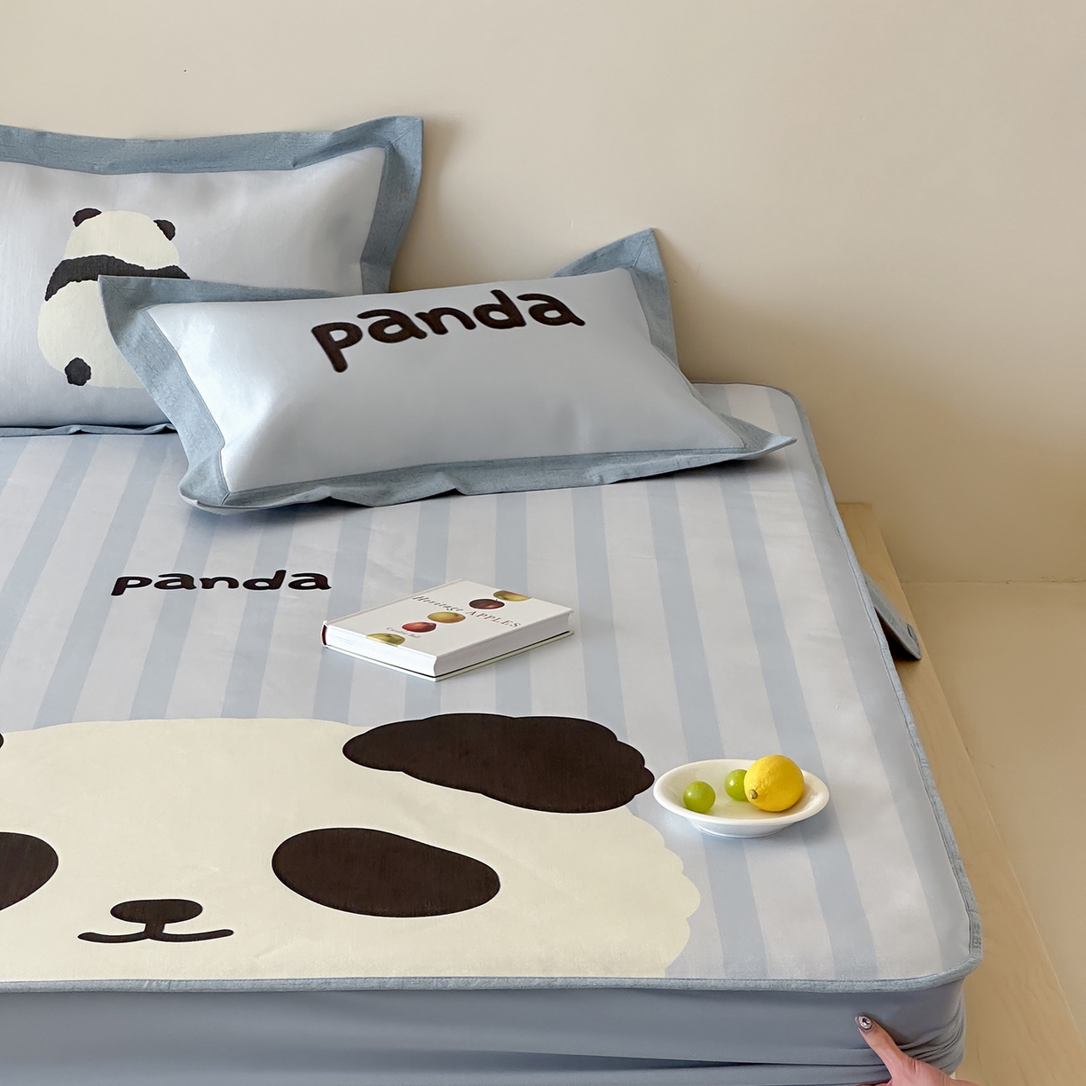 91家纺网 家纺一手货源 找家纺 JUICY 橘滋家纺 2026新款高端A类原创设计卡通数码印花冰丝席凉席 床笠款熊猫胖达