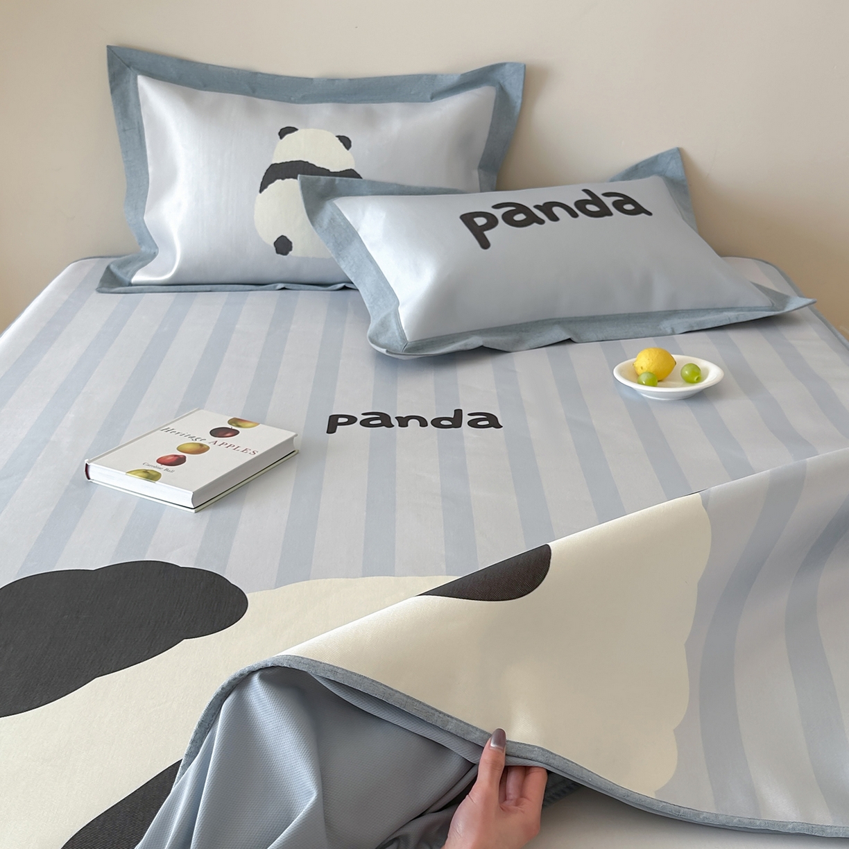 91家纺网 家纺一手货源 找家纺 JUICY 橘滋家纺 2026新款高端A类原创设计卡通数码印花冰丝席凉席 床笠款熊猫胖达