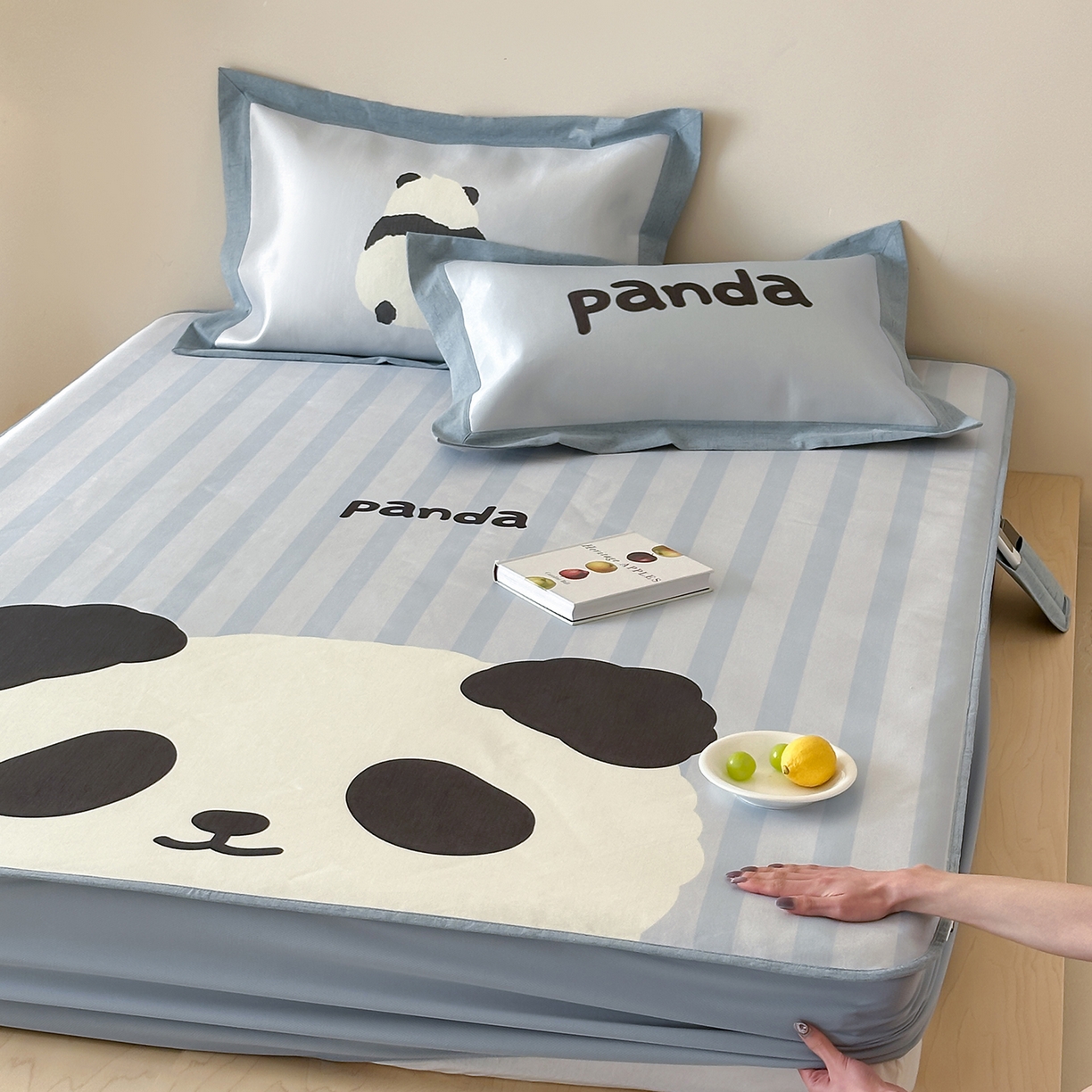 91家纺网 家纺一手货源 找家纺 JUICY 橘滋家纺 2026新款高端A类原创设计卡通数码印花冰丝席凉席 床笠款熊猫胖达