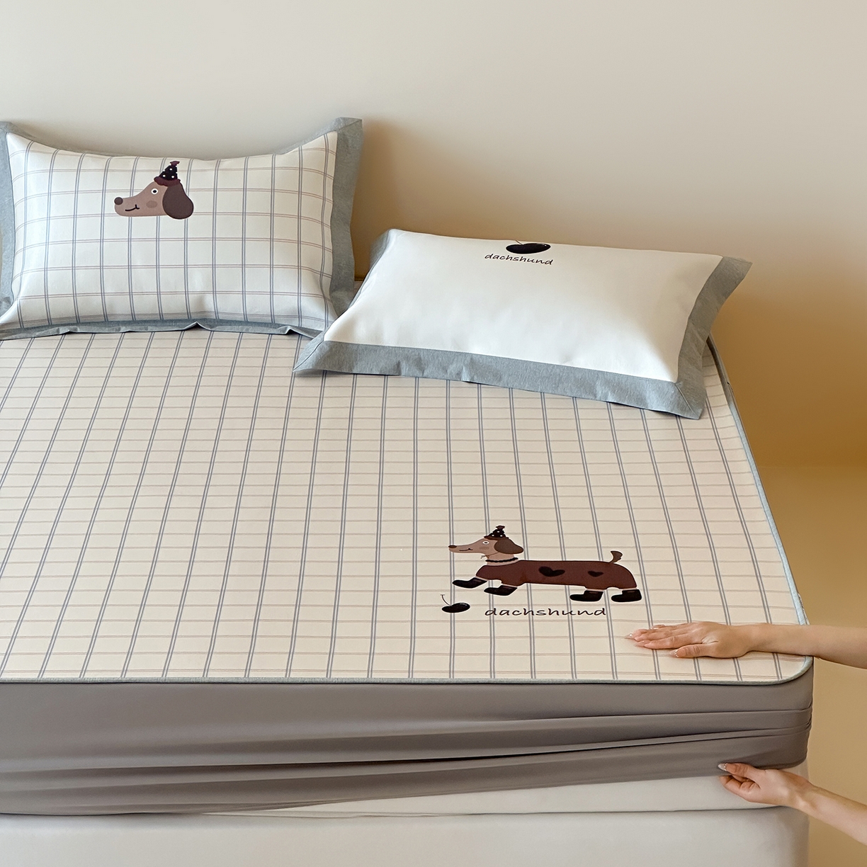 91家纺网 家纺一手货源 找家纺 JUICY 橘滋家纺 2026新款高端A类原创设计卡通数码印花冰丝席凉席 床笠款学院腊肠狗