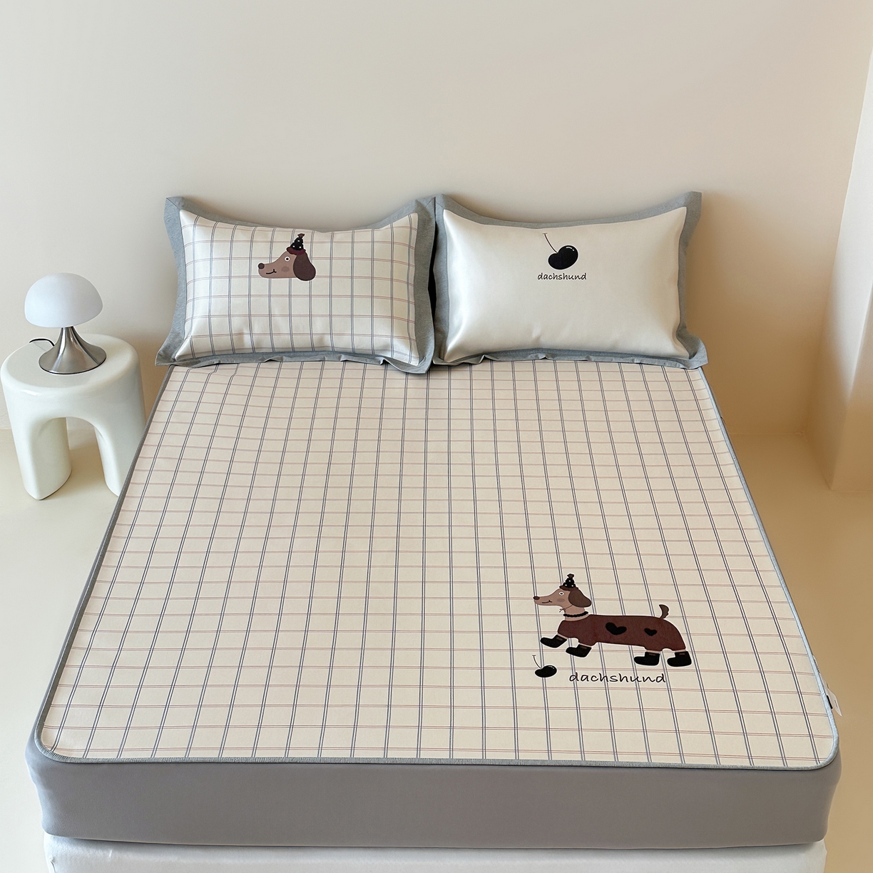 91家纺网 家纺一手货源 找家纺 JUICY 橘滋家纺 2026新款高端A类原创设计卡通数码印花冰丝席凉席 床笠款学院腊肠狗