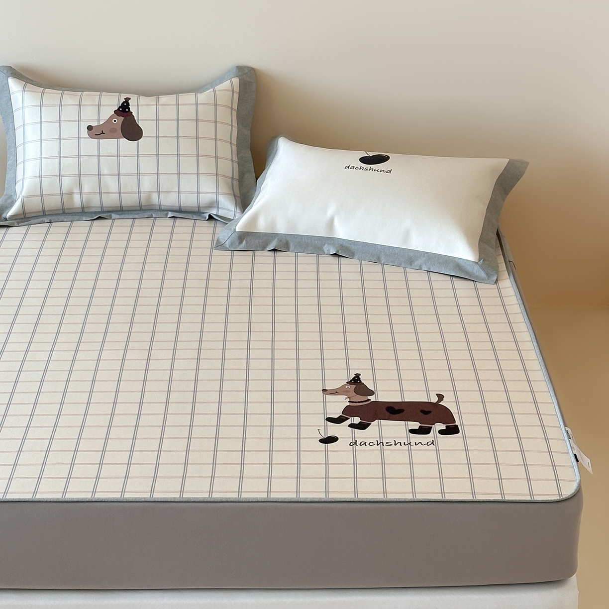 91家纺网 家纺一手货源 找家纺 JUICY 橘滋家纺 2026新款高端A类原创设计卡通数码印花冰丝席凉席 床笠款学院腊肠狗