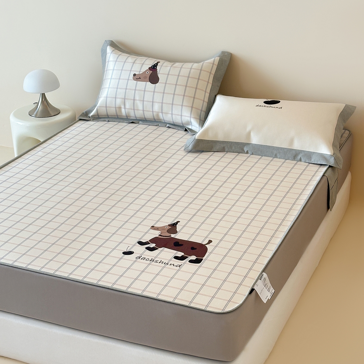 91家纺网 家纺一手货源 找家纺 JUICY 橘滋家纺 2026新款高端A类原创设计卡通数码印花冰丝席凉席 床笠款学院腊肠狗