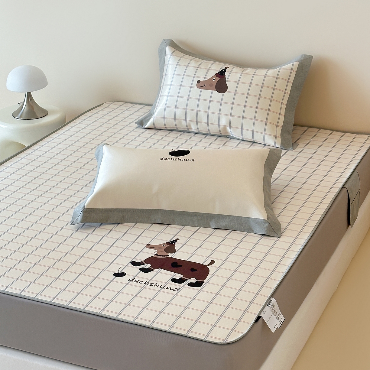 91家纺网 家纺一手货源 找家纺 JUICY 橘滋家纺 2026新款高端A类原创设计卡通数码印花冰丝席凉席 床笠款学院腊肠狗