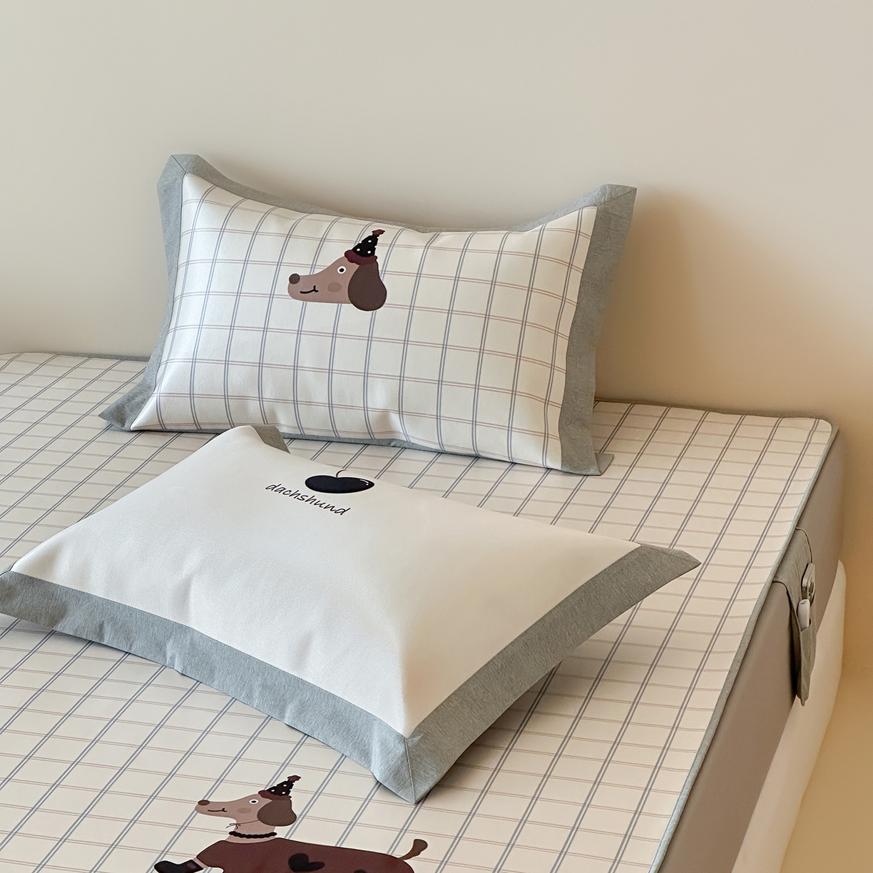 91家纺网 家纺一手货源 找家纺 JUICY 橘滋家纺 2026新款高端A类原创设计卡通数码印花冰丝席凉席 床笠款学院腊肠狗