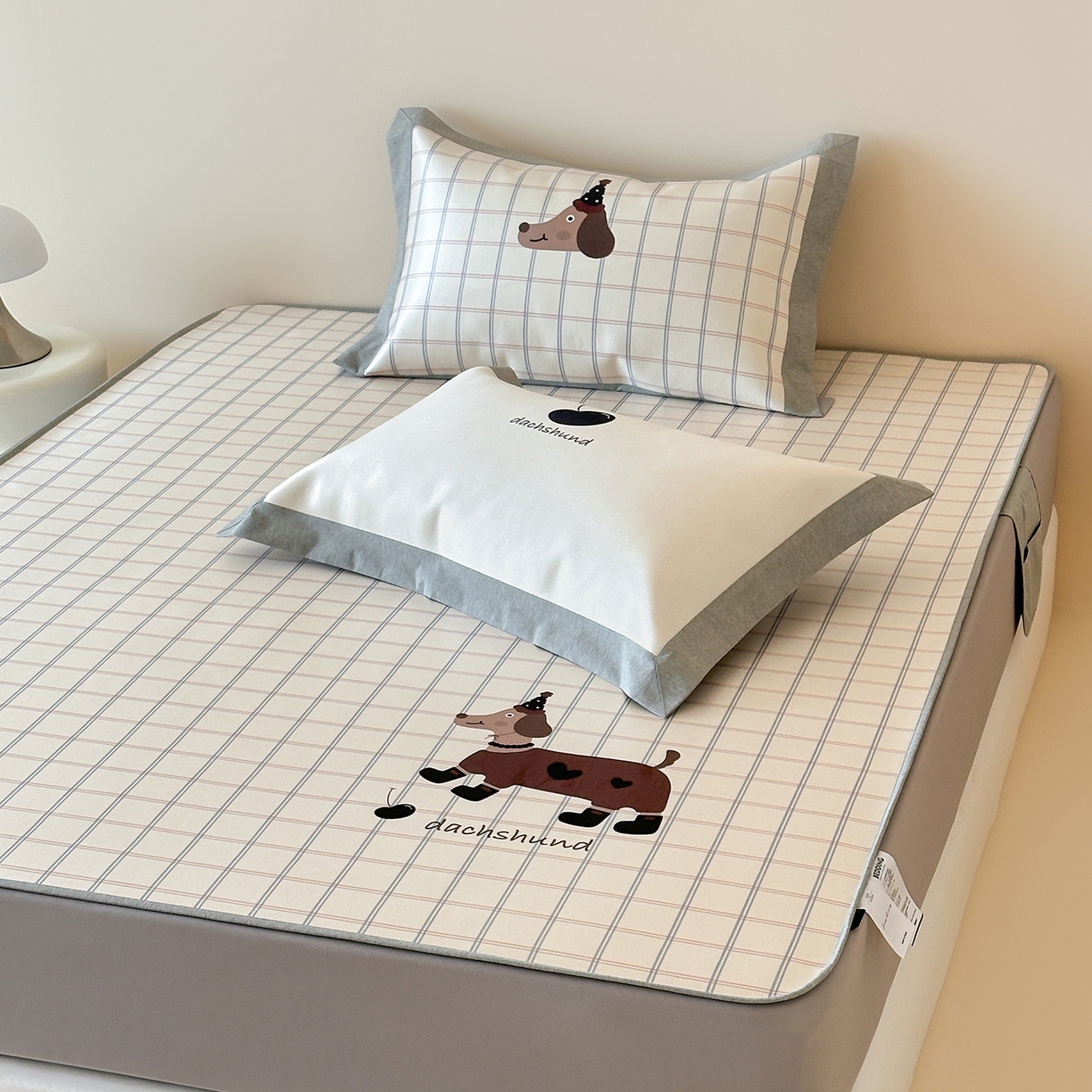 91家纺网 家纺一手货源 找家纺 JUICY 橘滋家纺 2026新款高端A类原创设计卡通数码印花冰丝席凉席 床笠款学院腊肠狗