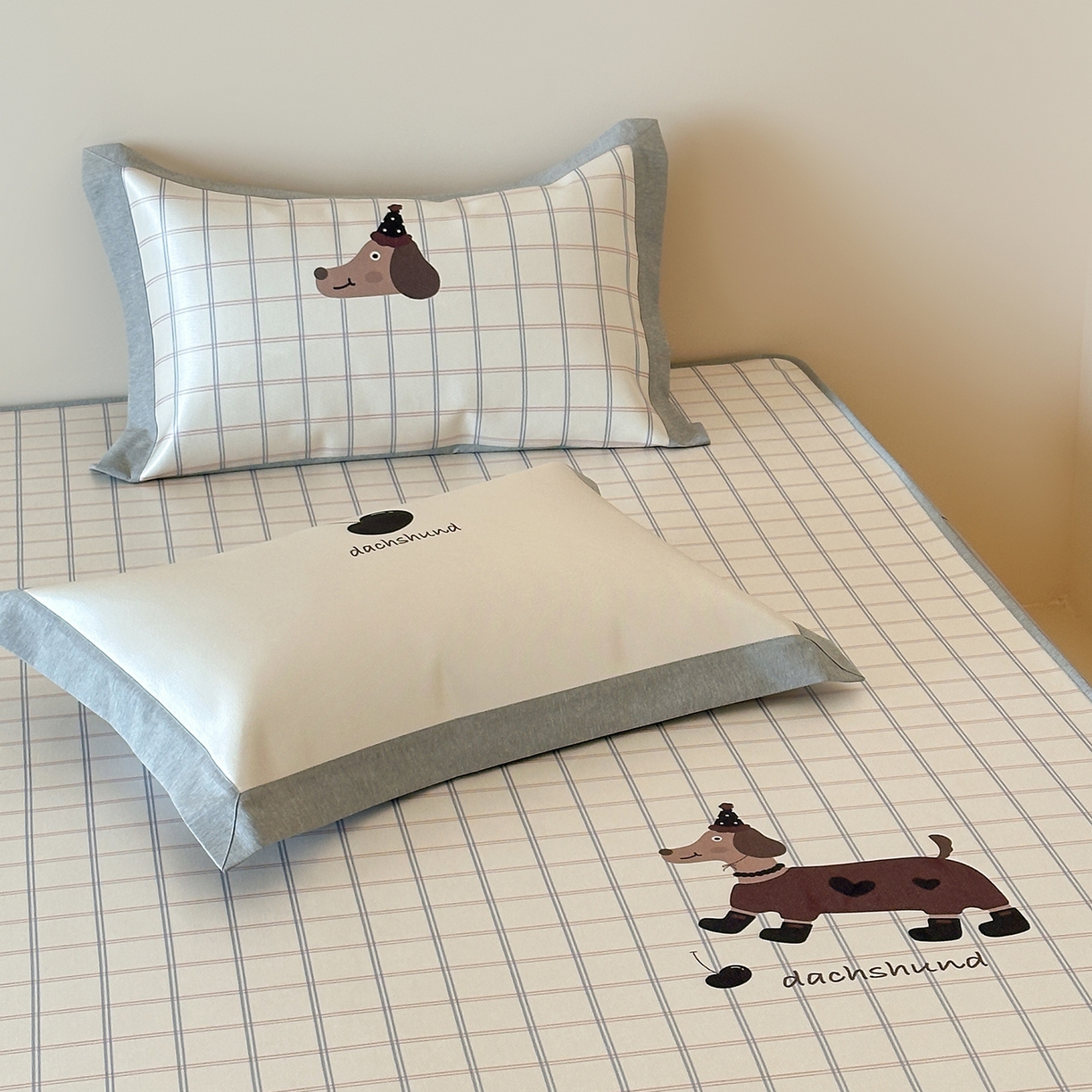 91家纺网 家纺一手货源 找家纺 JUICY 橘滋家纺 2026新款高端A类原创设计卡通数码印花冰丝席凉席 床笠款学院腊肠狗