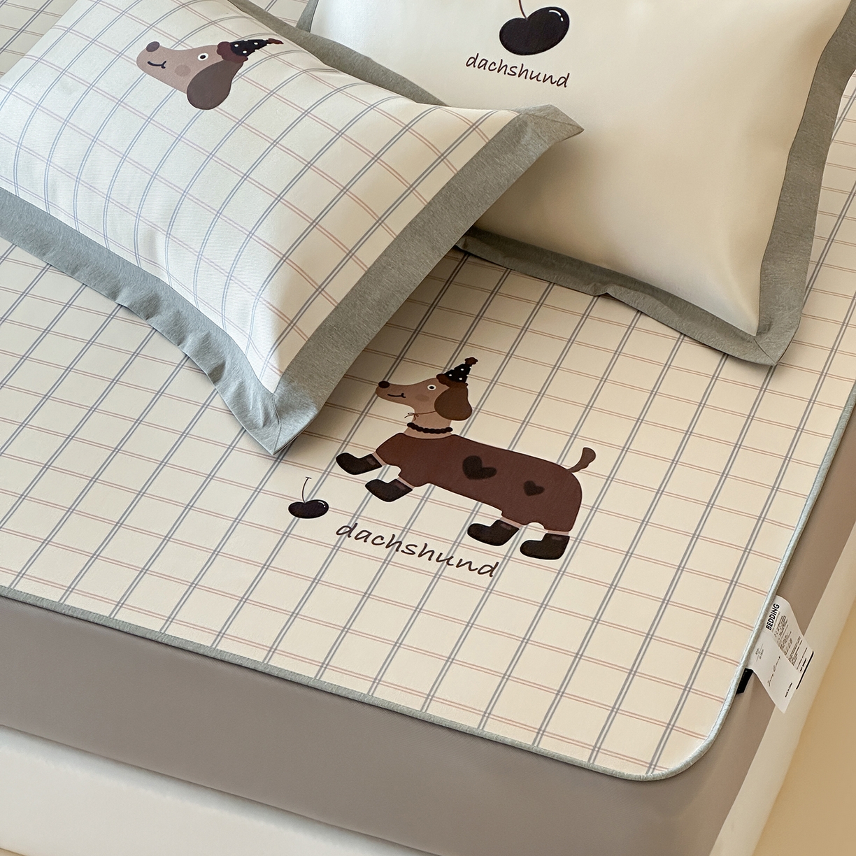 91家纺网 家纺一手货源 找家纺 JUICY 橘滋家纺 2026新款高端A类原创设计卡通数码印花冰丝席凉席 床笠款学院腊肠狗