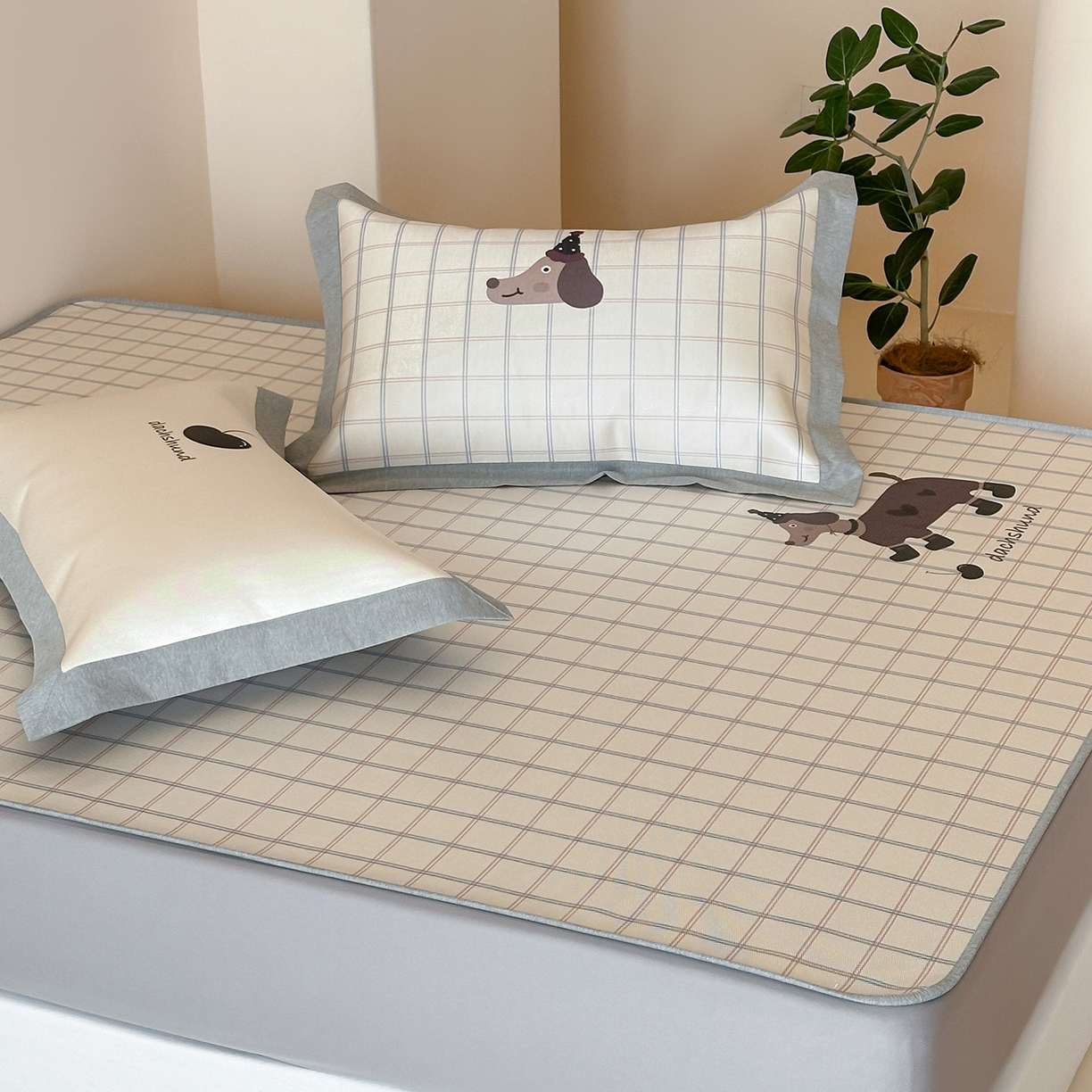 91家纺网 家纺一手货源 找家纺 JUICY 橘滋家纺 2026新款高端A类原创设计卡通数码印花冰丝席凉席 床笠款学院腊肠狗