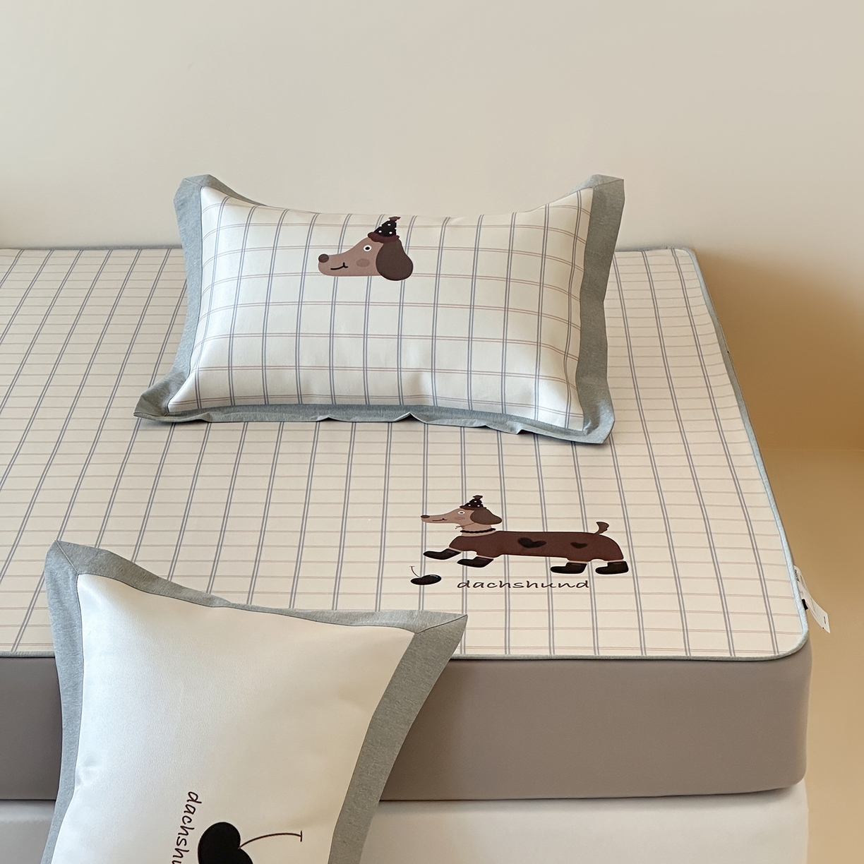 91家纺网 家纺一手货源 找家纺 JUICY 橘滋家纺 2026新款高端A类原创设计卡通数码印花冰丝席凉席 床笠款学院腊肠狗