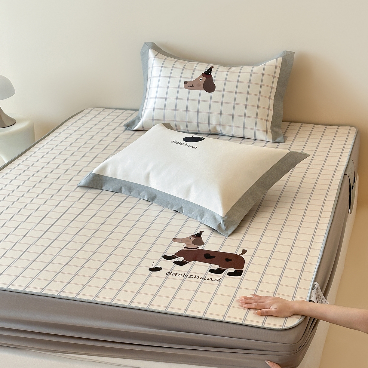 91家纺网 家纺一手货源 找家纺 JUICY 橘滋家纺 2026新款高端A类原创设计卡通数码印花冰丝席凉席 床笠款学院腊肠狗