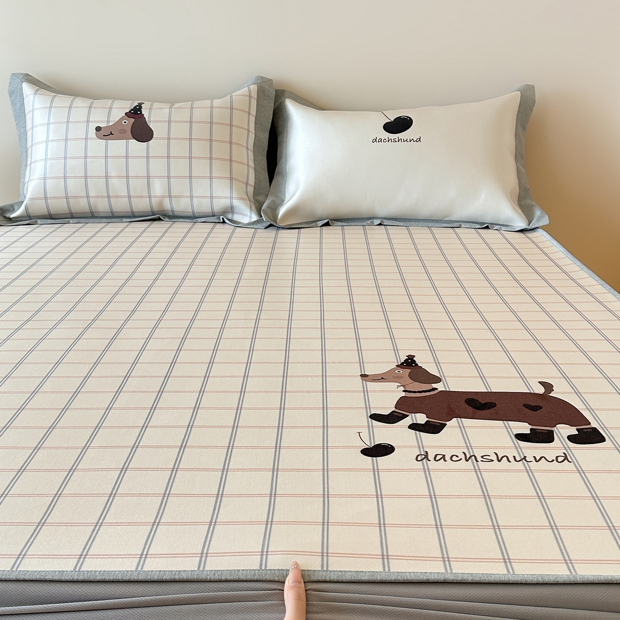 91家纺网 家纺一手货源 找家纺 JUICY 橘滋家纺 2026新款高端A类原创设计卡通数码印花冰丝席凉席 床笠款学院腊肠狗