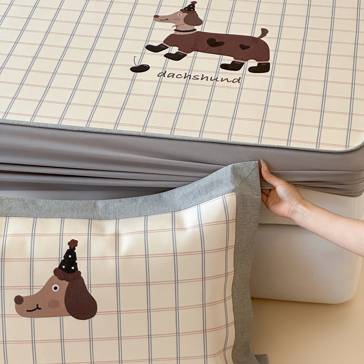 91家纺网 家纺一手货源 找家纺 JUICY 橘滋家纺 2026新款高端A类原创设计卡通数码印花冰丝席凉席 床笠款学院腊肠狗