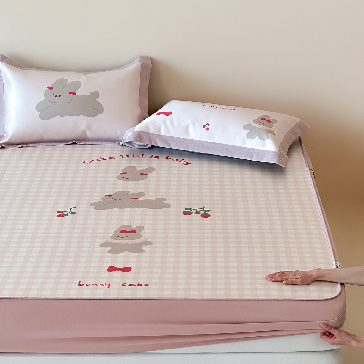 91家纺网 家纺一手货源 找家纺 JUICY 橘滋家纺 2026新款高端A类原创设计卡通数码印花冰丝席凉席 床笠款樱桃兔的野餐布