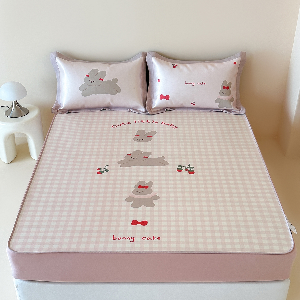 91家纺网 家纺一手货源 找家纺 JUICY 橘滋家纺 2026新款高端A类原创设计卡通数码印花冰丝席凉席 床笠款樱桃兔的野餐布