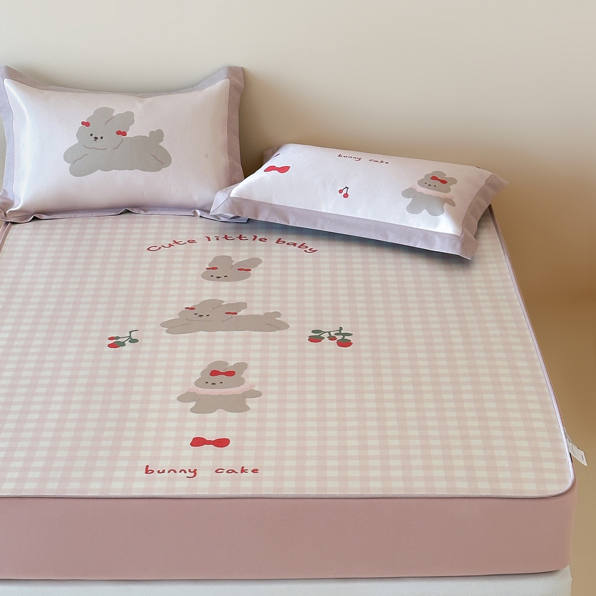 91家纺网 家纺一手货源 找家纺 JUICY 橘滋家纺 2026新款高端A类原创设计卡通数码印花冰丝席凉席 床笠款樱桃兔的野餐布