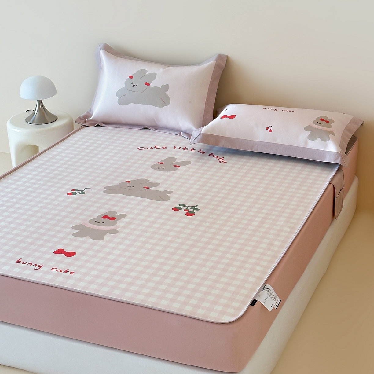 91家纺网 家纺一手货源 找家纺 JUICY 橘滋家纺 2026新款高端A类原创设计卡通数码印花冰丝席凉席 床笠款樱桃兔的野餐布