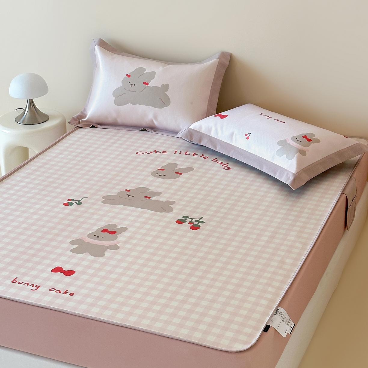 91家纺网 家纺一手货源 找家纺 JUICY 橘滋家纺 2026新款高端A类原创设计卡通数码印花冰丝席凉席 床笠款樱桃兔的野餐布