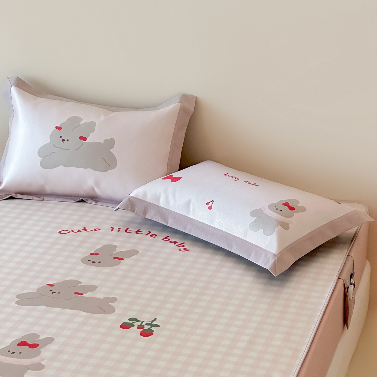 91家纺网 家纺一手货源 找家纺 JUICY 橘滋家纺 2026新款高端A类原创设计卡通数码印花冰丝席凉席 床笠款樱桃兔的野餐布