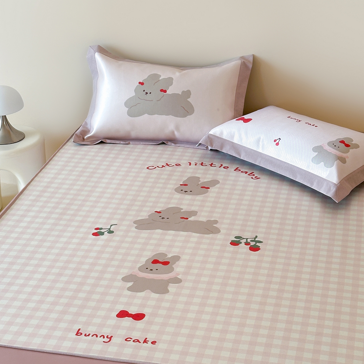 91家纺网 家纺一手货源 找家纺 JUICY 橘滋家纺 2026新款高端A类原创设计卡通数码印花冰丝席凉席 床笠款樱桃兔的野餐布