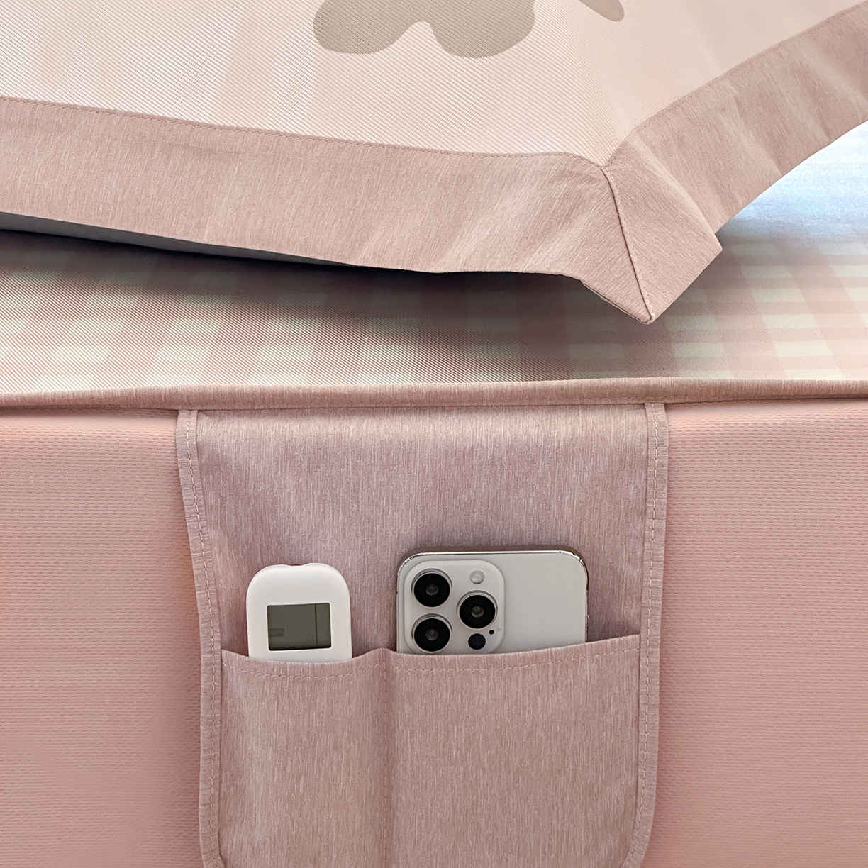 91家纺网 家纺一手货源 找家纺 JUICY 橘滋家纺 2026新款高端A类原创设计卡通数码印花冰丝席凉席 床笠款樱桃兔的野餐布