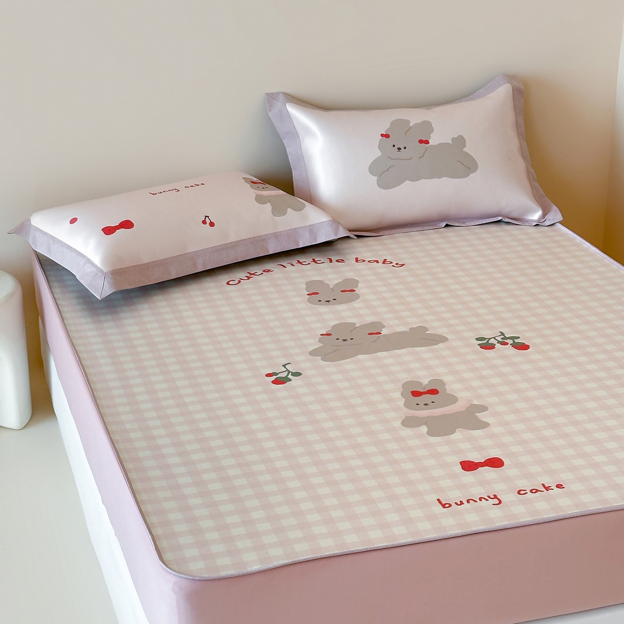 91家纺网 家纺一手货源 找家纺 JUICY 橘滋家纺 2026新款高端A类原创设计卡通数码印花冰丝席凉席 床笠款樱桃兔的野餐布