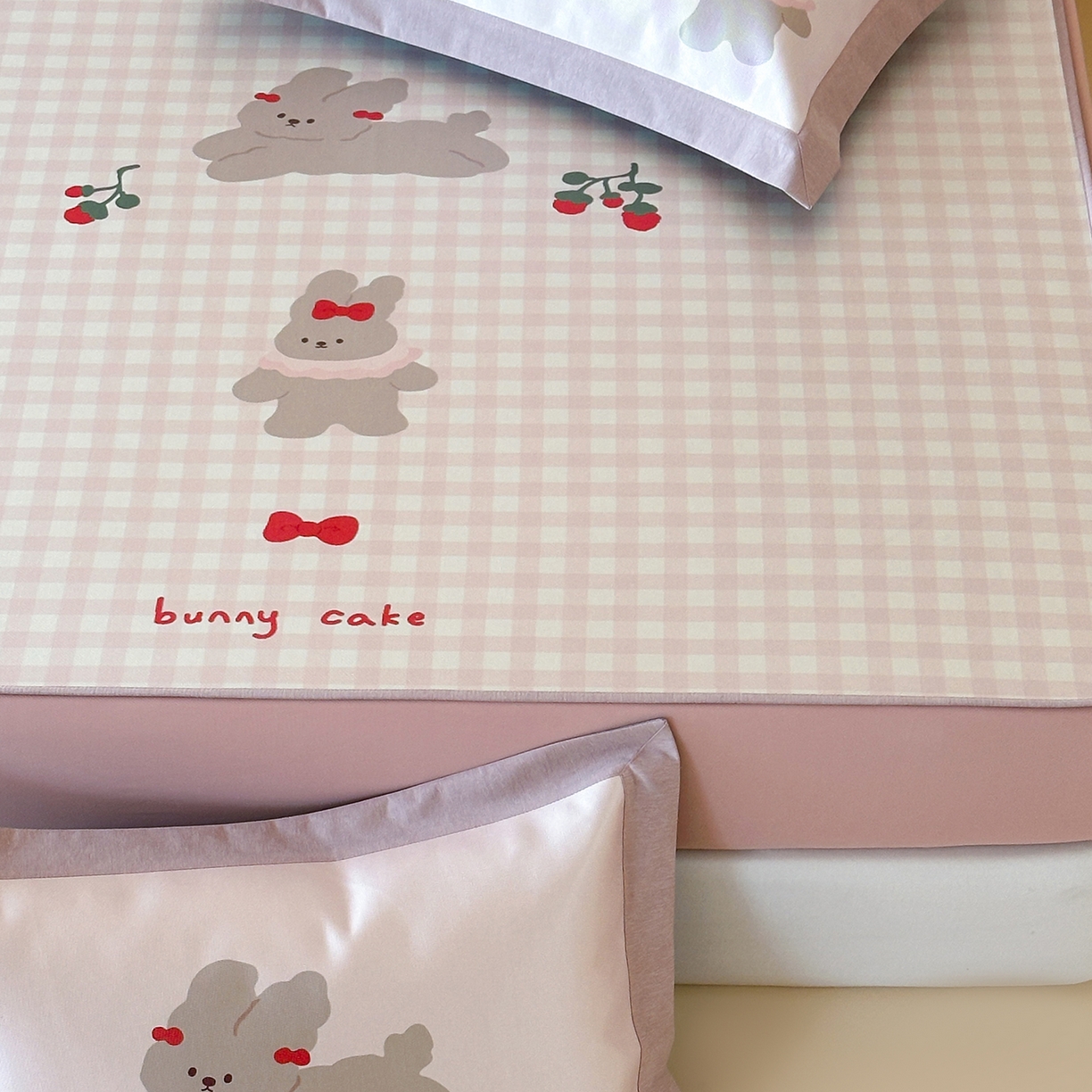 91家纺网 家纺一手货源 找家纺 JUICY 橘滋家纺 2026新款高端A类原创设计卡通数码印花冰丝席凉席 床笠款樱桃兔的野餐布