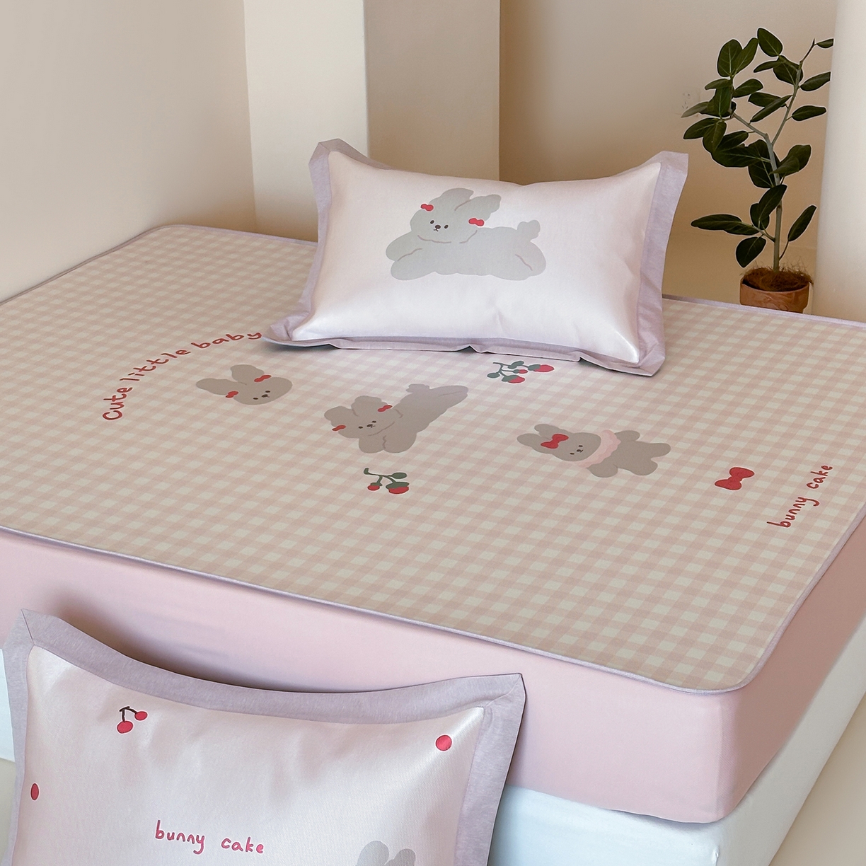 91家纺网 家纺一手货源 找家纺 JUICY 橘滋家纺 2026新款高端A类原创设计卡通数码印花冰丝席凉席 床笠款樱桃兔的野餐布