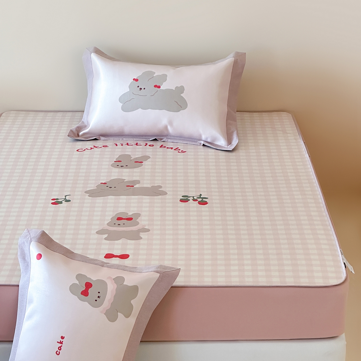 91家纺网 家纺一手货源 找家纺 JUICY 橘滋家纺 2026新款高端A类原创设计卡通数码印花冰丝席凉席 床笠款樱桃兔的野餐布