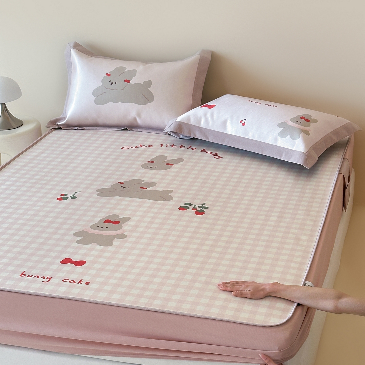 91家纺网 家纺一手货源 找家纺 JUICY 橘滋家纺 2026新款高端A类原创设计卡通数码印花冰丝席凉席 床笠款樱桃兔的野餐布