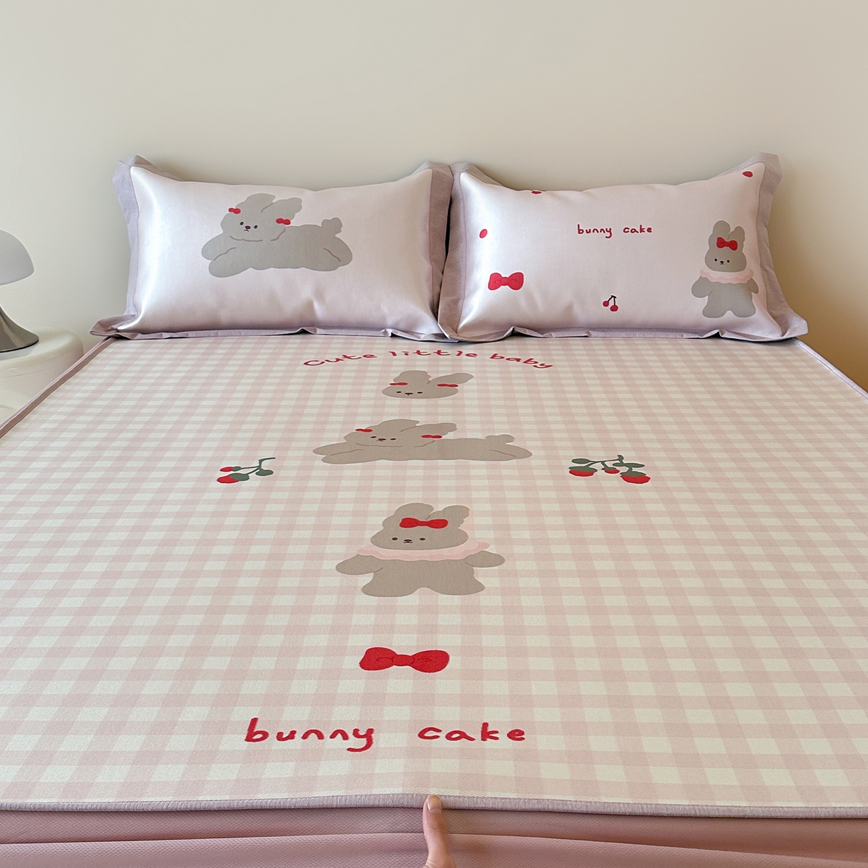 91家纺网 家纺一手货源 找家纺 JUICY 橘滋家纺 2026新款高端A类原创设计卡通数码印花冰丝席凉席 床笠款樱桃兔的野餐布