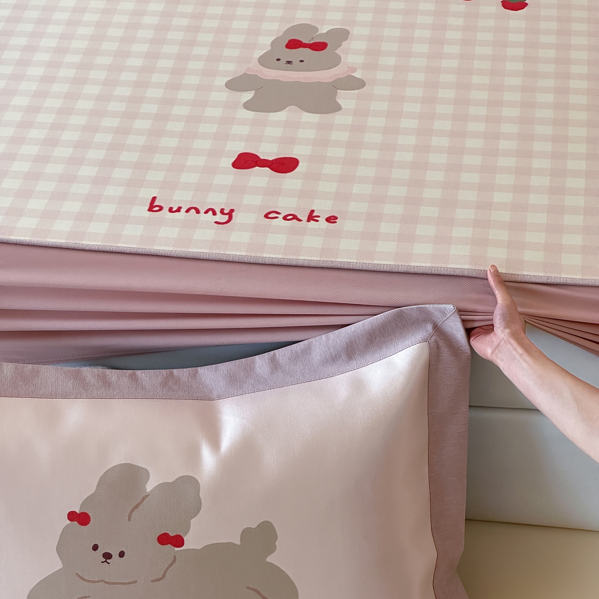 91家纺网 家纺一手货源 找家纺 JUICY 橘滋家纺 2026新款高端A类原创设计卡通数码印花冰丝席凉席 床笠款樱桃兔的野餐布