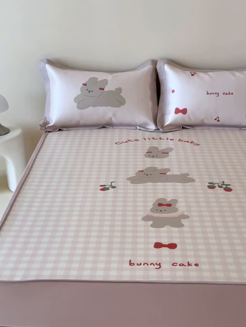 91家纺网 家纺一手货源 找家纺 JUICY 橘滋家纺 2026新款高端A类原创设计卡通数码印花冰丝席凉席 床笠款樱桃兔的野餐布