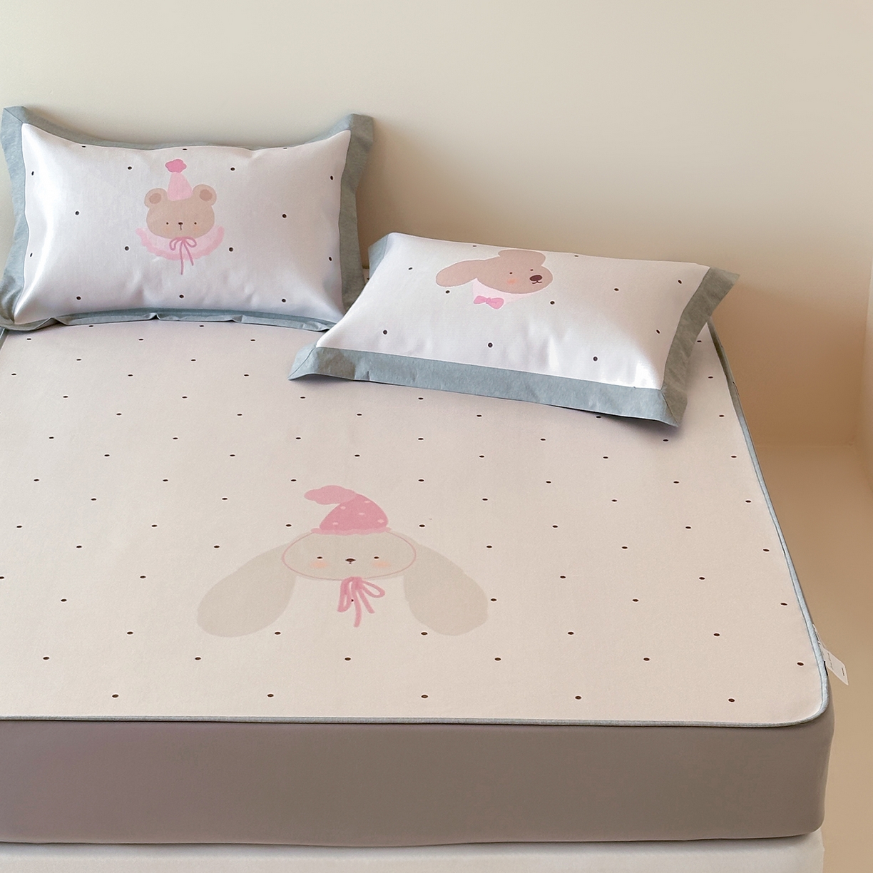 91家纺网 家纺一手货源 找家纺 JUICY 橘滋家纺 2026新款高端A类原创设计卡通数码印花冰丝席凉席 床笠款月野波点