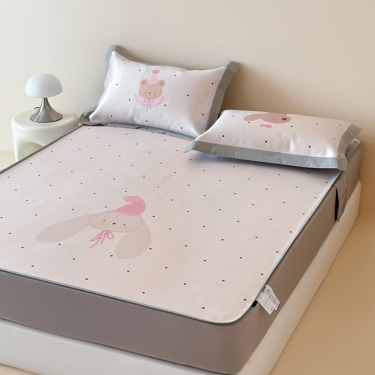 91家纺网 家纺一手货源 找家纺 JUICY 橘滋家纺 2026新款高端A类原创设计卡通数码印花冰丝席凉席 床笠款月野波点