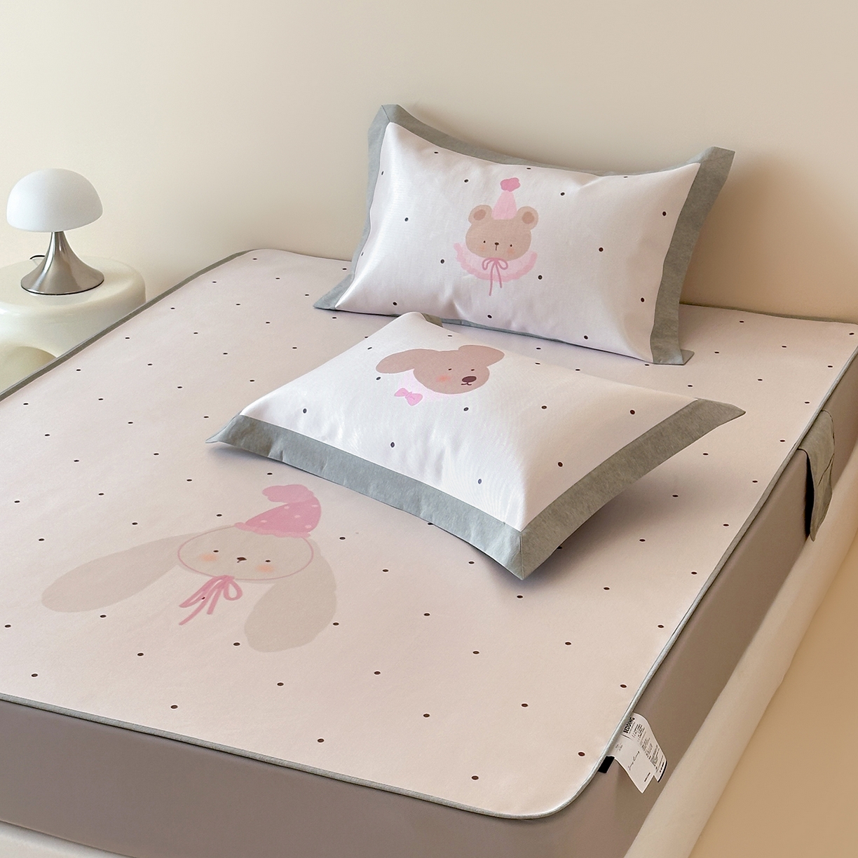 91家纺网 家纺一手货源 找家纺 JUICY 橘滋家纺 2026新款高端A类原创设计卡通数码印花冰丝席凉席 床笠款月野波点