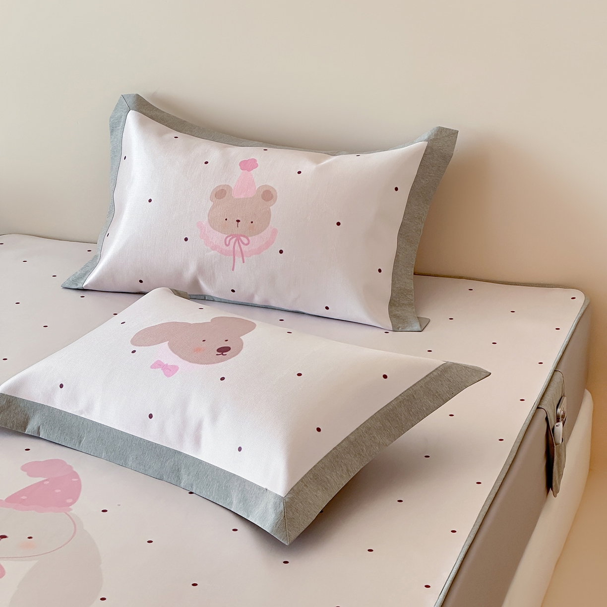 91家纺网 家纺一手货源 找家纺 JUICY 橘滋家纺 2026新款高端A类原创设计卡通数码印花冰丝席凉席 床笠款月野波点