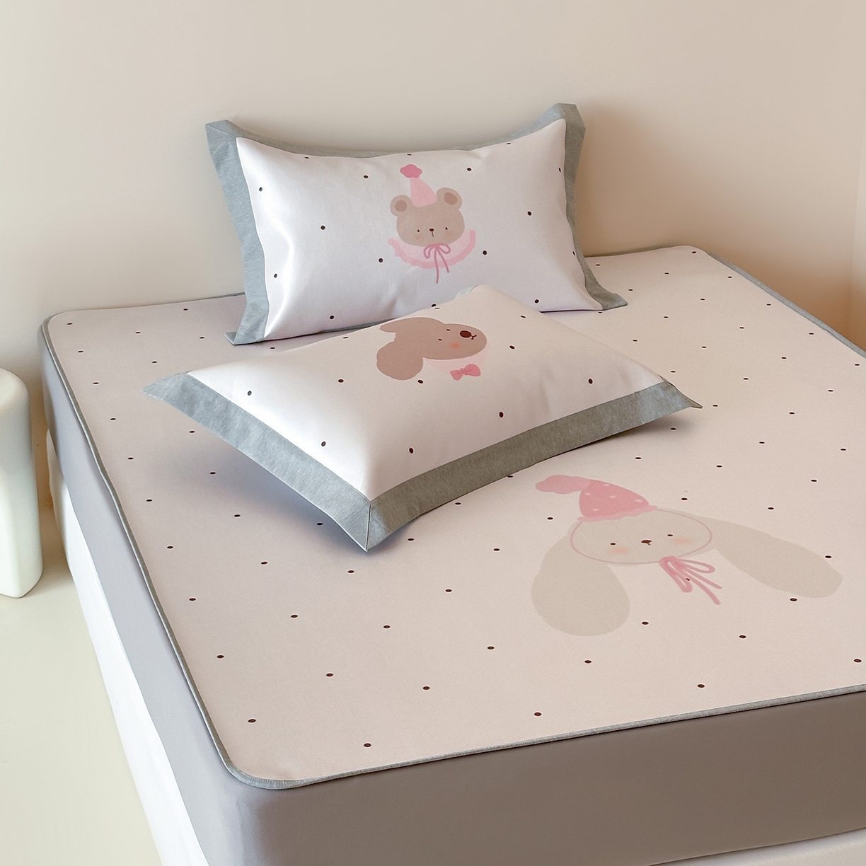 91家纺网 家纺一手货源 找家纺 JUICY 橘滋家纺 2026新款高端A类原创设计卡通数码印花冰丝席凉席 床笠款月野波点