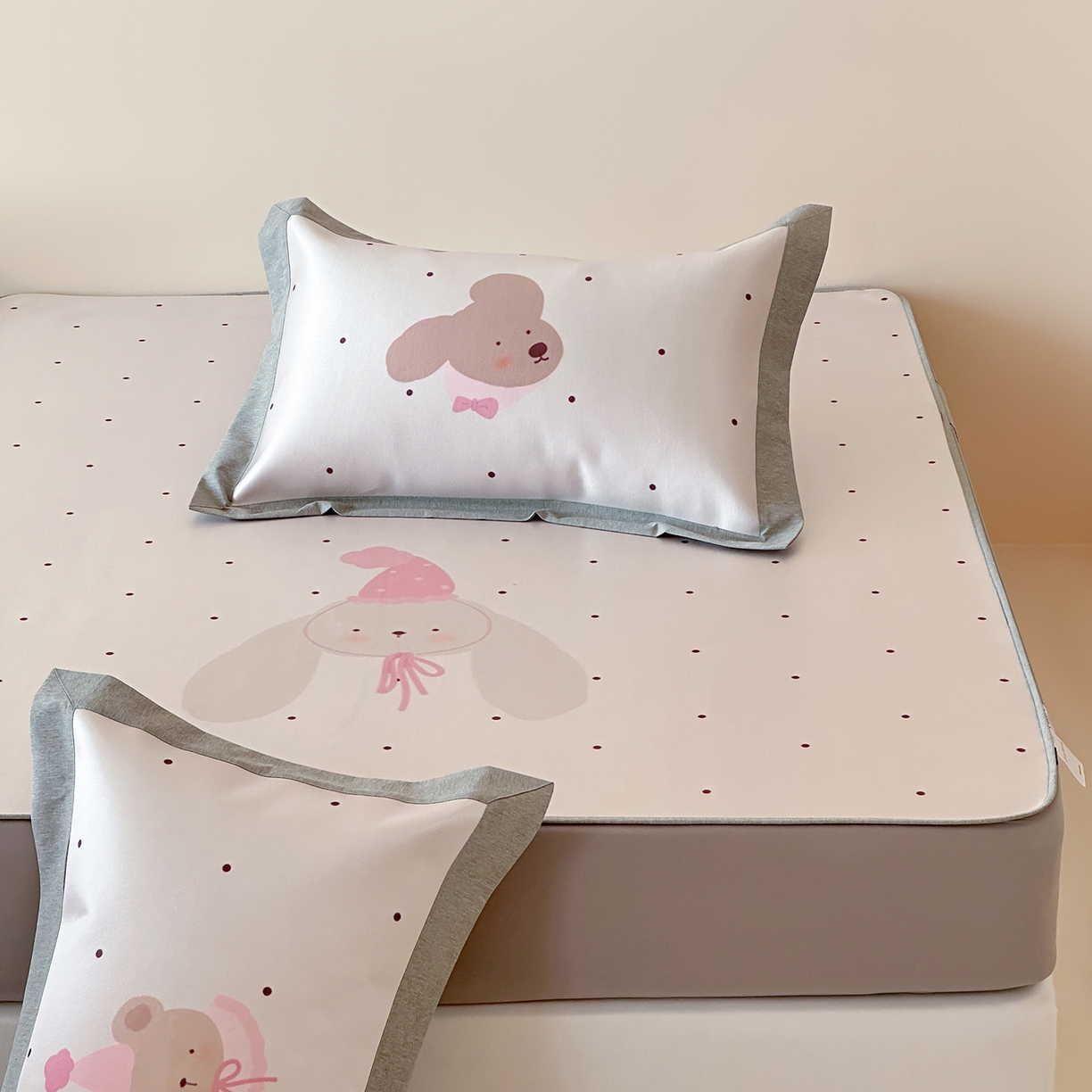 91家纺网 家纺一手货源 找家纺 JUICY 橘滋家纺 2026新款高端A类原创设计卡通数码印花冰丝席凉席 床笠款月野波点