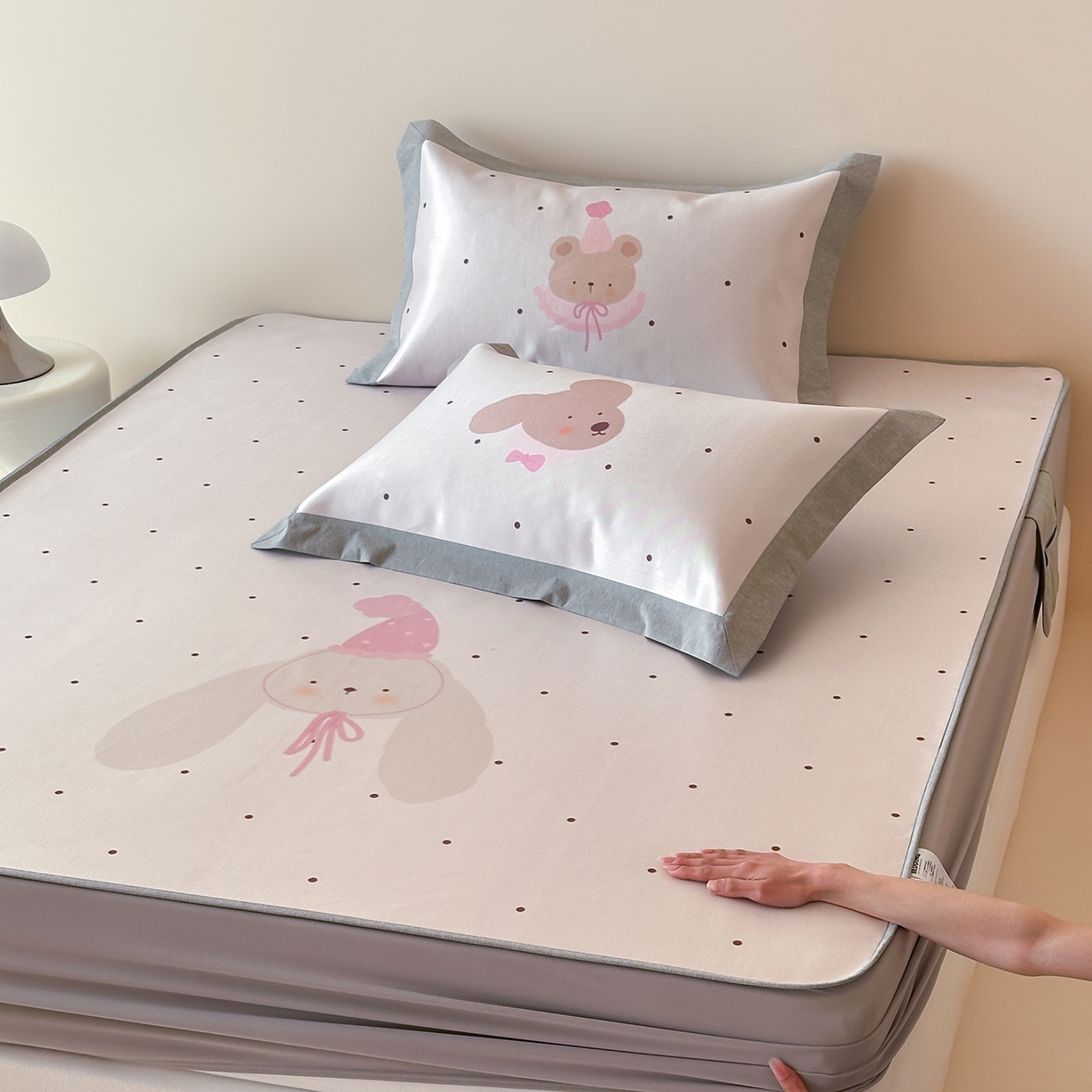 91家纺网 家纺一手货源 找家纺 JUICY 橘滋家纺 2026新款高端A类原创设计卡通数码印花冰丝席凉席 床笠款月野波点